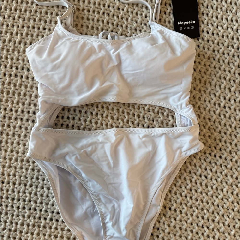 Elegant White One Piece Swimwear for Poolside Glamour